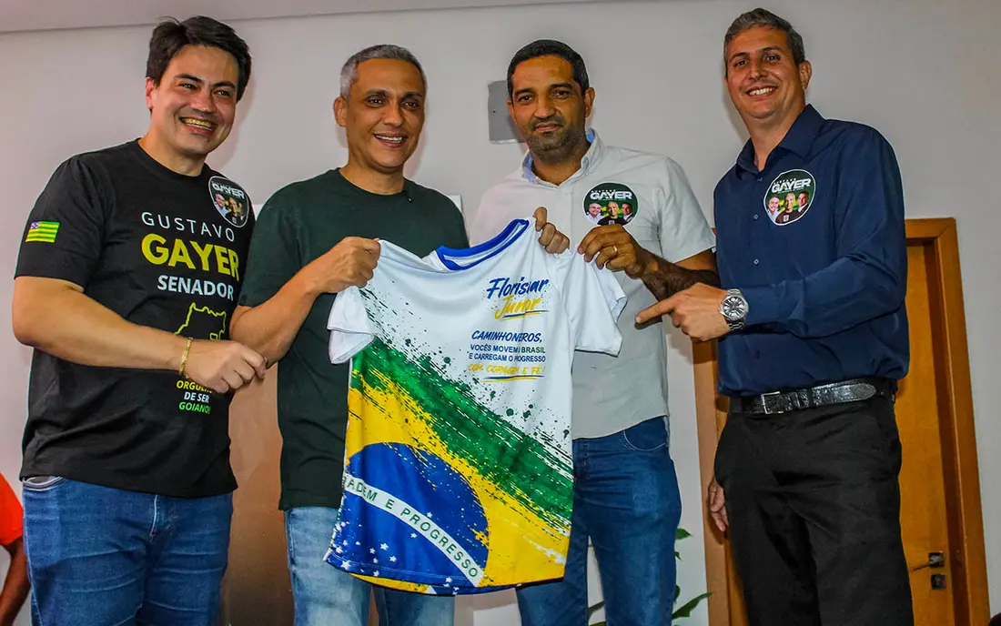 Camisa da campanha dedicada aos caminhoneiros sendo apresentada