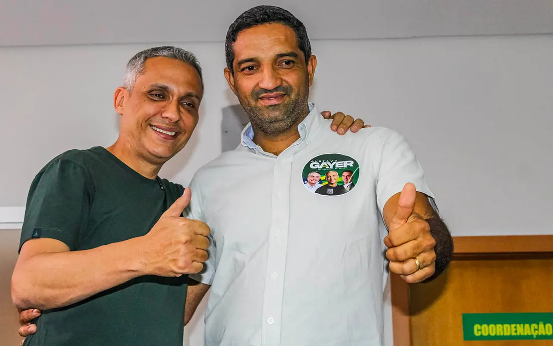 Florismar Júnior ao lado de apoiador durante encontro da campanha